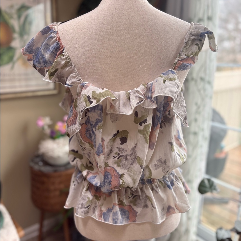 Saints & Hearts Elegant Floral Ruffle Blouse - Picture 5 of 7